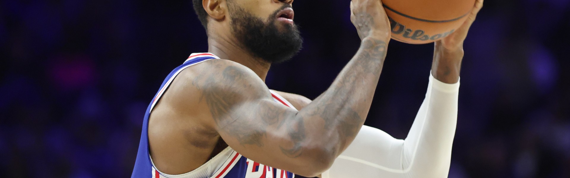 开云体育-高难度！乔治强攻巴恩斯 脚滑失衡对抗防守抛投打进还要加罚