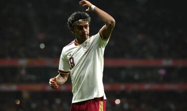 开云官网-塞尔：疑似受到歧视性口号影响，亚马尔赛后离场时情绪低落